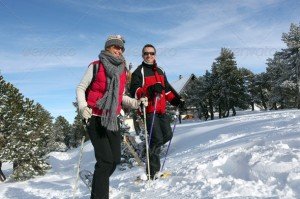 couple-walking0in-snowshoes